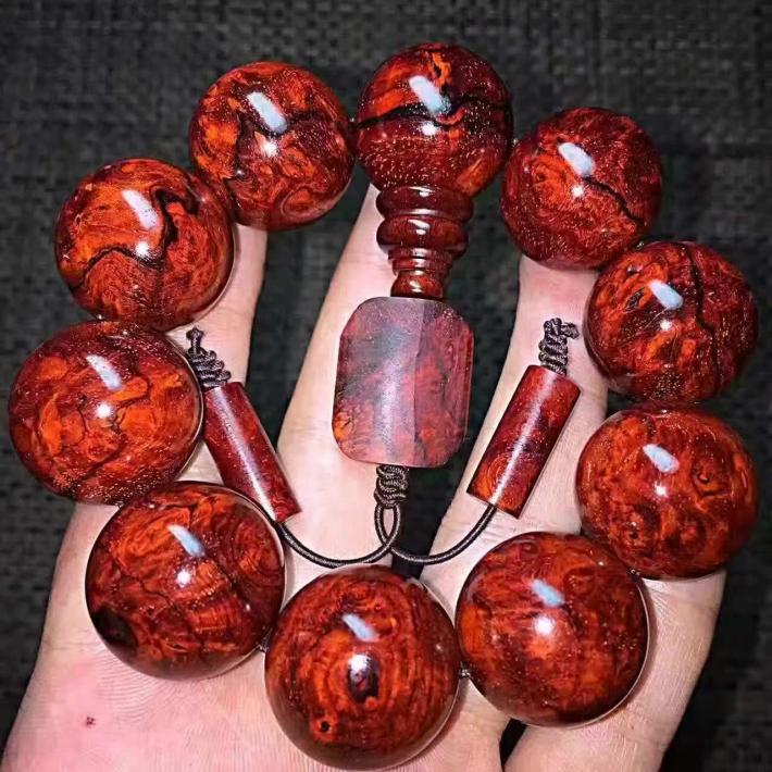 3377体育_网红珠宝“小红心”AHKAH在北京三里屯太古里北区开设了精品店(图3)