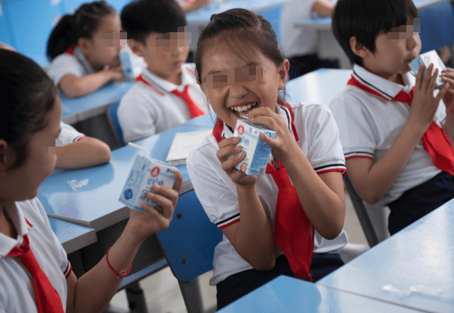 3377体育-
变味儿的“儿童奶”：调制乳冒充纯牛奶 家长却成箱给孩子买(图9)